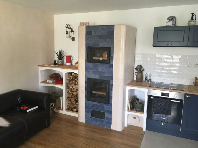 Pôele de masse avec four et carrelage et enduit naturel