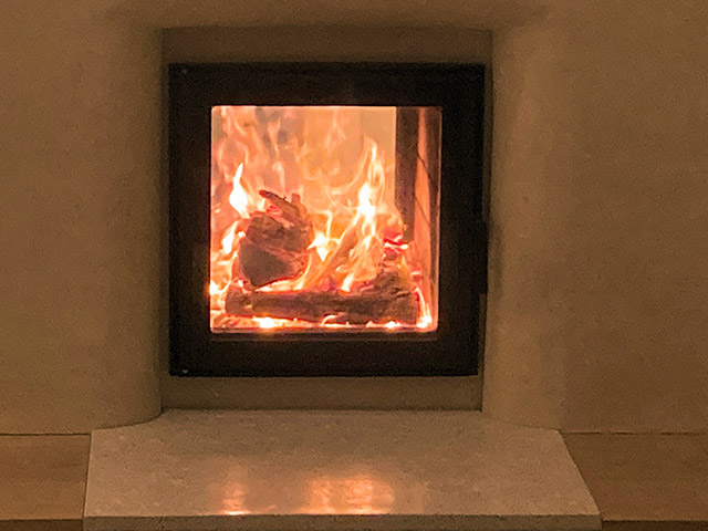 Poêle de masse double face sous escalier en Bretagne