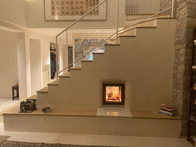 Poêle de masse double face sous escalier en Bretagne