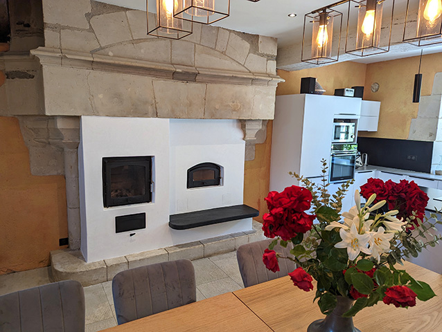 Poêle de masse avec enduit terre et banc chaud et alcoves